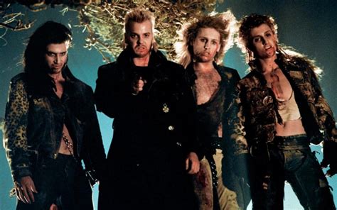 The Lost Boys: Un Indimenticabile Viaggio Nel Mondo Dei Vampiri Con Una Spolverata Di Humor Gotico!